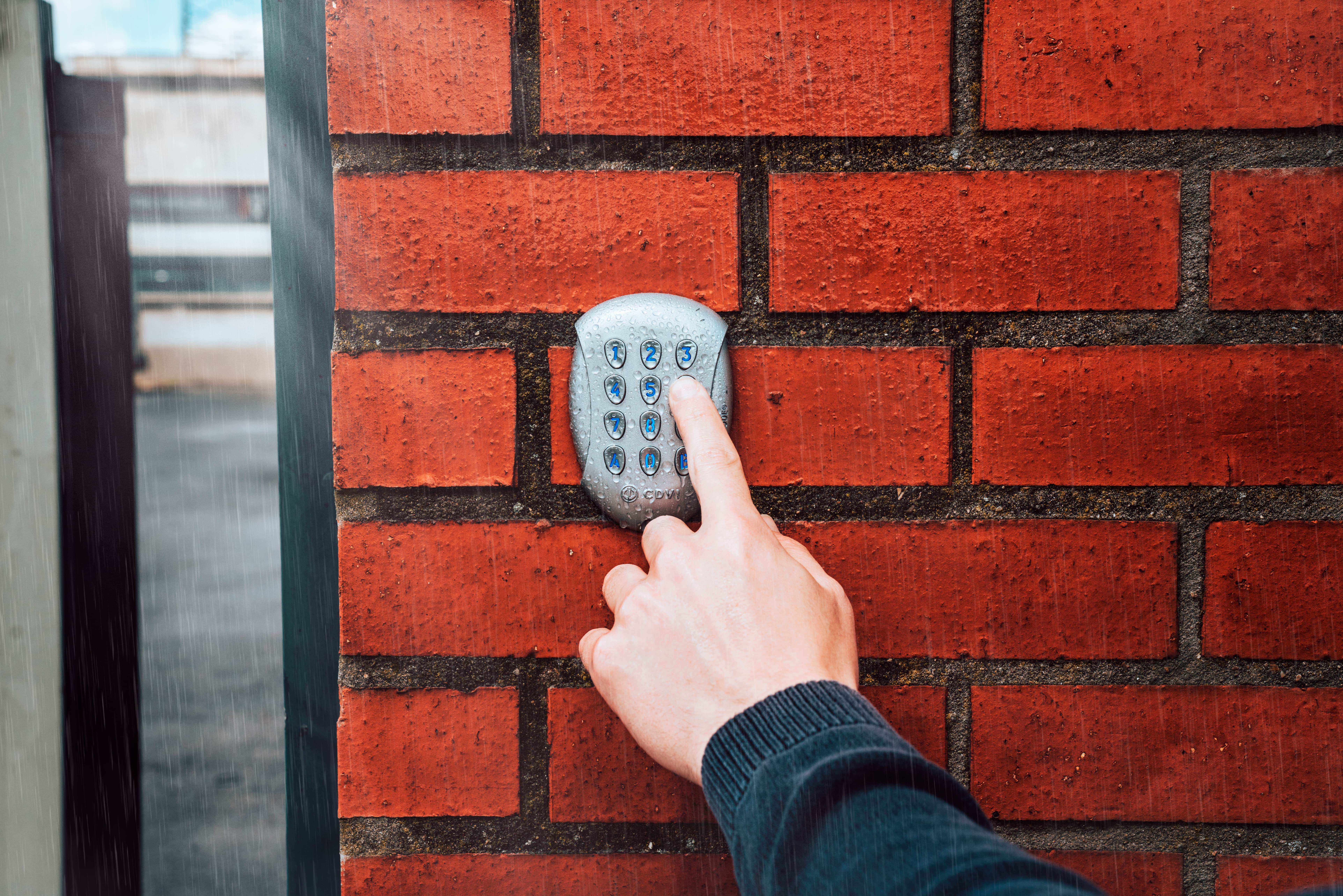 GALEO_on brick wall_rain